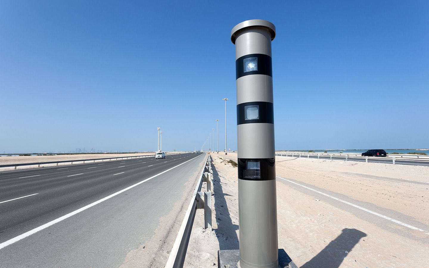 محكمة العين الابتدائية تُلزم شاباً بمخالفات مرورية ارتكبها باستخدام سيارة فتاة دون إذنها