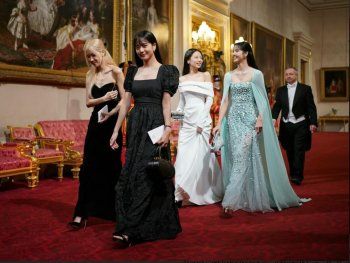 شاهد .. الملك تشارلز يستضيف فرقة "بلاك بينك" ويشيد بدورها في استدامة البيئة