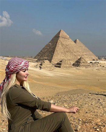 شاهد .. رانيا التومي تخطف الأنظار بأحدث إطلالة لها من أهرامات الجيزة