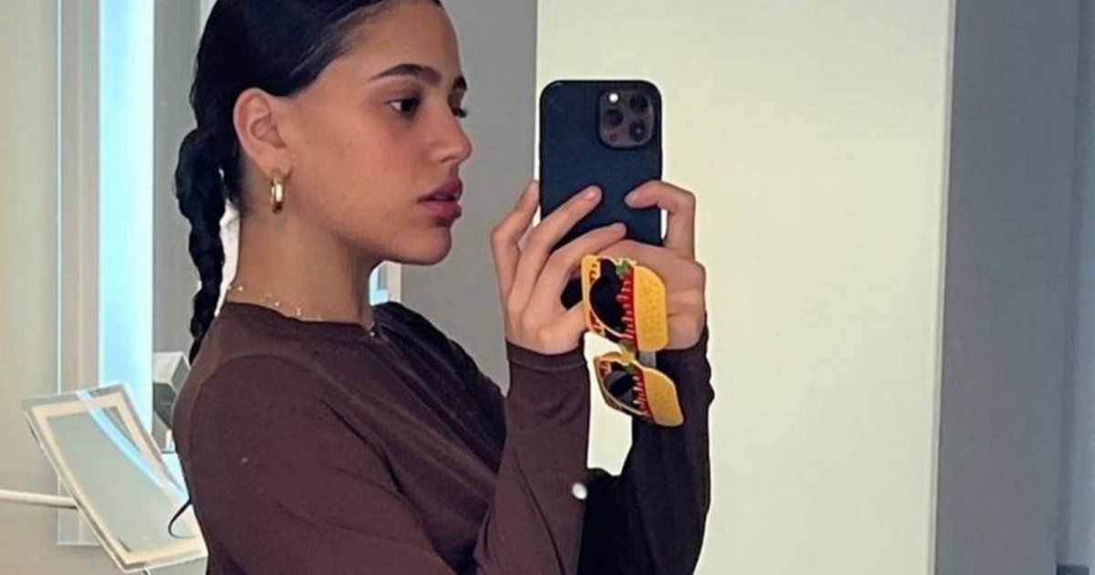 شاهد .. جنا إبنة عمرو دياب تدعم فلسـ طين بشربها زجاجة خمر .. وغضب هستيري عليها - بالصورة