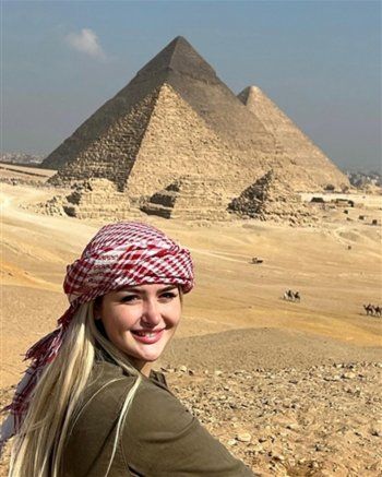 شاهد .. رانيا التومي تخطف الأنظار بأحدث إطلالة لها من أهرامات الجيزة