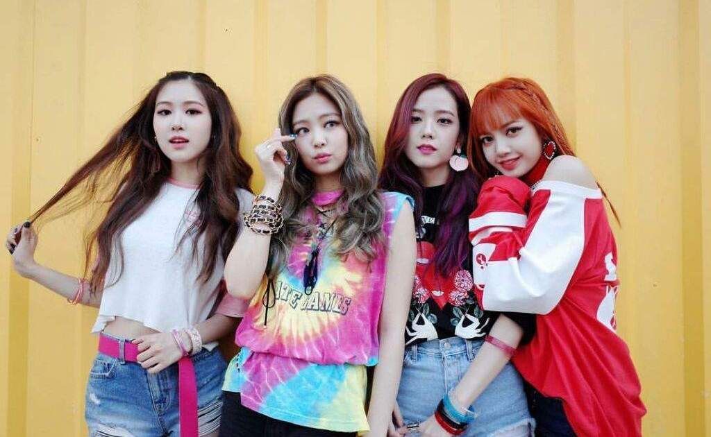 شاهد .. الملك تشارلز يستضيف فرقة "بلاك بينك" ويشيد بدورها في استدامة البيئة