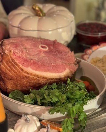 شاهد .. ماهلاغا جابري تحتفل بعيد الشكر برفقة والدتها الجميلة-بالصور