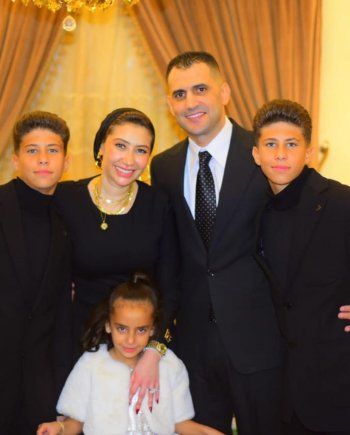 شاهد .. بعد أيام من طلاقهما.. هشام ربيع طليق الفنانة بوسي ينشر صورا مع زوجته الأولى وعائلته