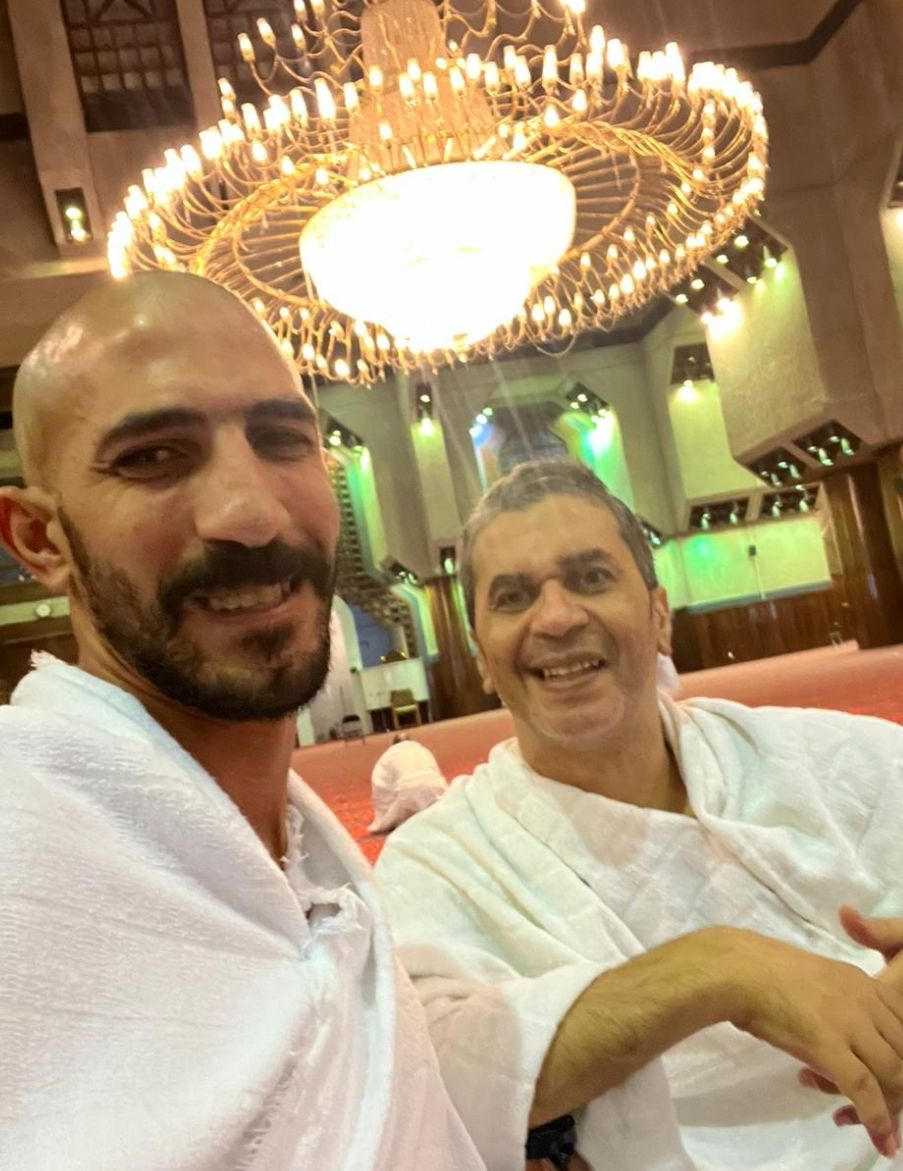 عمرو الليثي يطمئن محبين الفنان عمرو محمد علي.. وينشر صور له وهو يؤدي مناسك العمرة