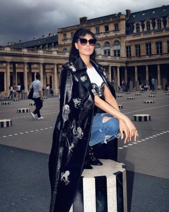 شاهد .. أميمة طالب أنيقة بالكاجوال في باريس-بالصور