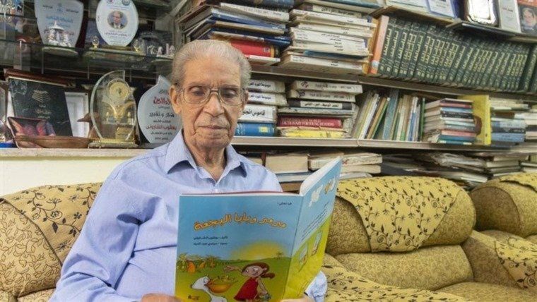 مصر تودع رائد أدب الطفل: يعقوب الشاروني يغادر الحياة ويترك خلفه إرثاً أدبياً رائعاً
