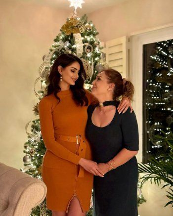 شاهد .. ماهلاغا جابري تحتفل بعيد الشكر برفقة والدتها الجميلة-بالصور