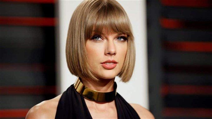 كسر كعب حذاء تايلور سويفت على المسرح.. اتعاملت مع الموقف بذكاء