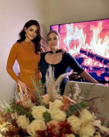 شاهد .. ماهلاغا جابري تحتفل بعيد الشكر برفقة والدتها الجميلة-بالصور