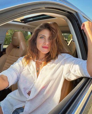 شاهد .. بالصور- هيدي كرم تخطف قلوب المتابعين بإطلالتها الجميلة من السيارة