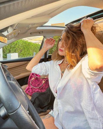 شاهد .. بالصور- هيدي كرم تخطف قلوب المتابعين بإطلالتها الجميلة من السيارة