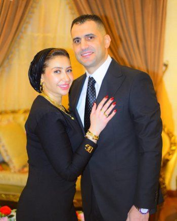 شاهد .. بعد أيام من طلاقهما.. هشام ربيع طليق الفنانة بوسي ينشر صورا مع زوجته الأولى وعائلته