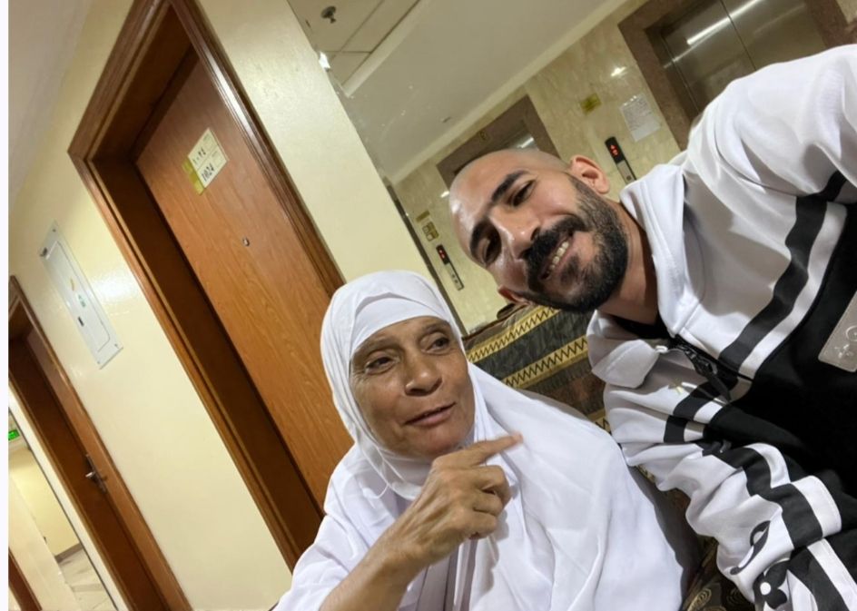 عمرو الليثي يطمئن محبين الفنان عمرو محمد علي.. وينشر صور له وهو يؤدي مناسك العمرة