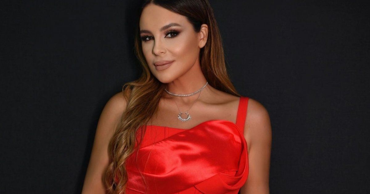 شاهد .. إطلالة ناعمة وراقية لـ كارول سماحة.. وهذا سعر فستانها