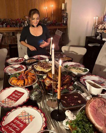 شاهد .. ماهلاغا جابري تحتفل بعيد الشكر برفقة والدتها الجميلة-بالصور