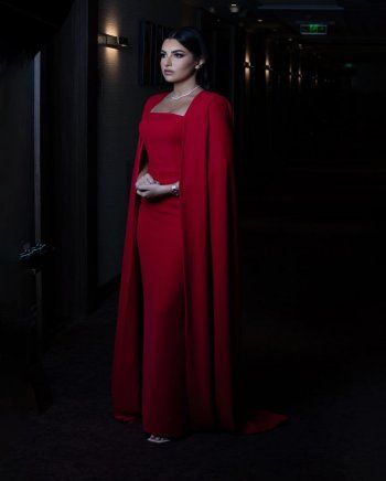 شاهد .. بالصور- مهى فتوني تستعرض أنوثتها بفستان أحمر وتسحر عيون الجمهور