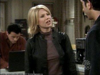 شاهد .. كريستينا أبلغيت قامت بدور الضيفة في مسلسل Friends .. وأصيبت بسرطان الثدي وتعافت منه تماماً