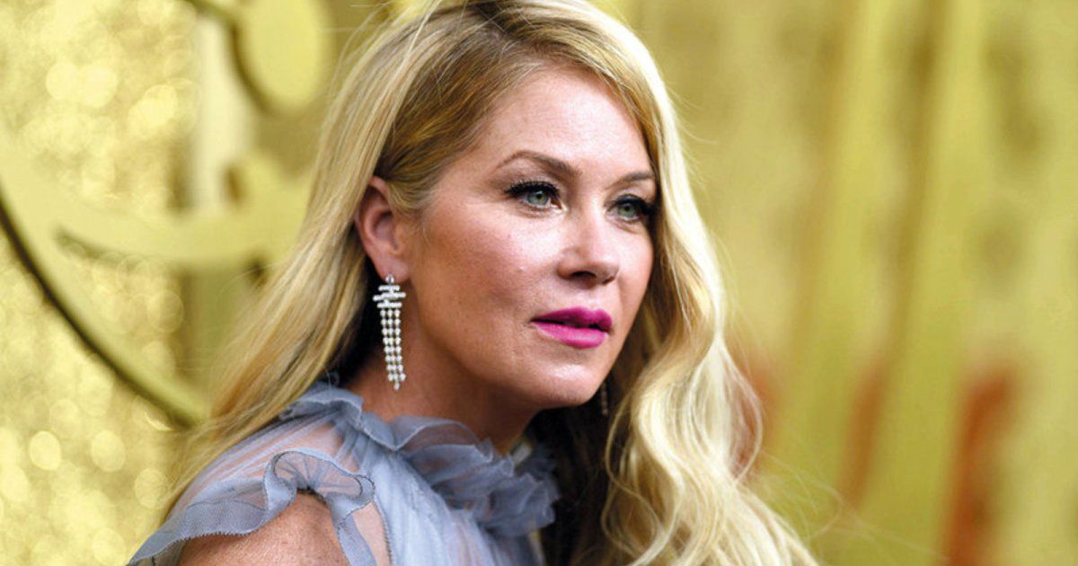 شاهد .. كريستينا أبلغيت قامت بدور الضيفة في مسلسل Friends .. وأصيبت بسرطان الثدي وتعافت منه تماماً