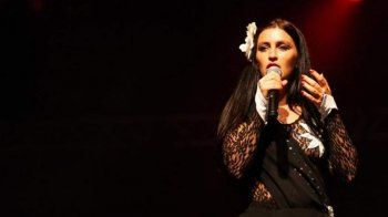 شاهد .. وفاة ممثلة ومغنية فرنسية رومانية مشهورة بعد صراع مع مرض السرطان