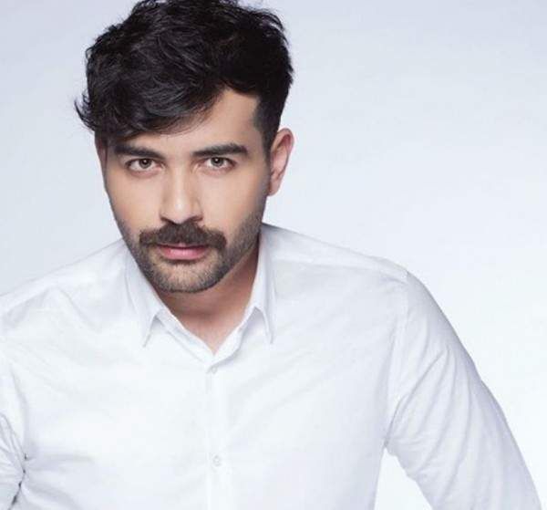 شاهد .. عقيل الرئيسي غاضب وهكذا استعرض غرفة عطوره-بالفيديو