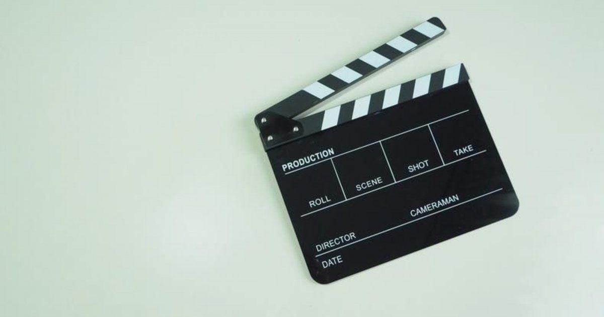 شاهد .. ممثلة تستفز معجبة بتصرفها .. والجمهور يصفها بعديمة الأخلاق