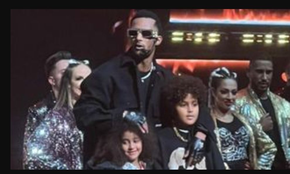 محمد رمضان يشعل مسرح موسم الرياض مع طفليه- فيديو