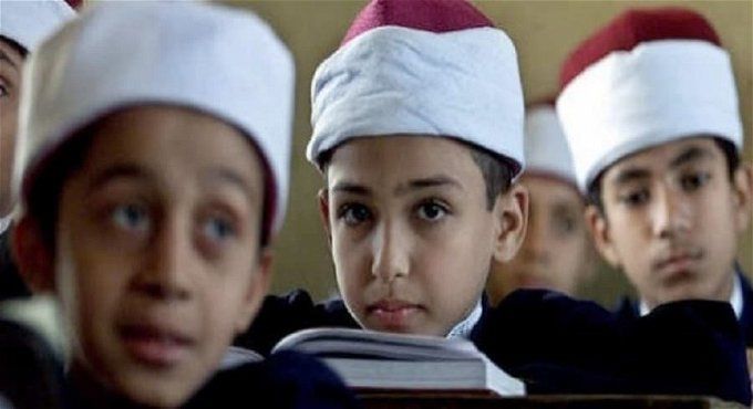 طلاب الأول الأزهري بالملابس الأزهرية في الفصل