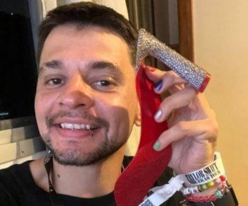 شاهد .. شاب يعرض نعل حذاء تايلور سويفت المكسور للبيع.. والسبب صادم