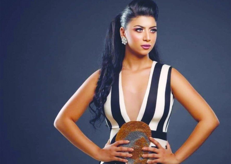 شاهد .. بالصورة- كارولين عزمي بإطلالة جريئة من داخل سيارتها