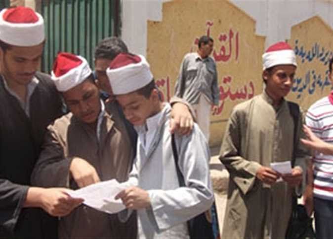 طلاب الأزهر أمام المدارس الأزهرية