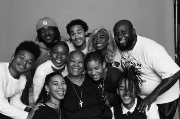 شاهد .. على الرغم من الانفصال.. ويل سميث يقبل رأس زوجته ويحتفل مع عائلته بعيد الشكر