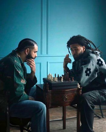 شاهد .. بالصور- درايك وجاي كول يعيدان تجسيد صورة ليونيل ميسي وكريستيانو رونالدو الأسطورية.. إليكم التفاصيل