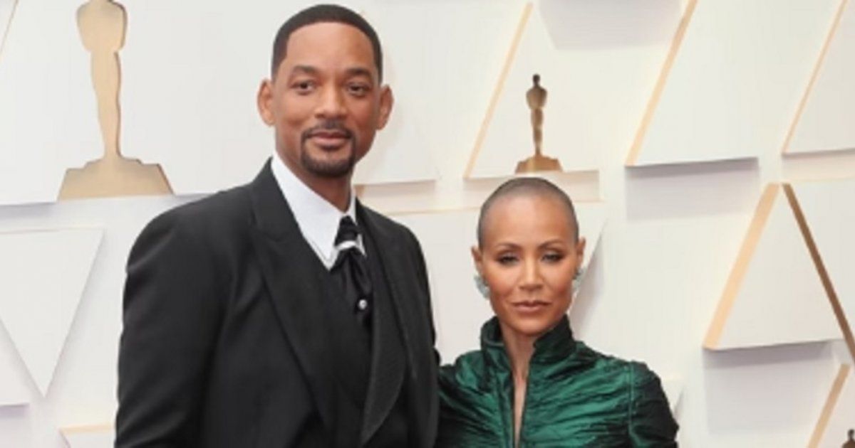 شاهد .. على الرغم من الانفصال.. ويل سميث يقبل رأس زوجته ويحتفل مع عائلته بعيد الشكر