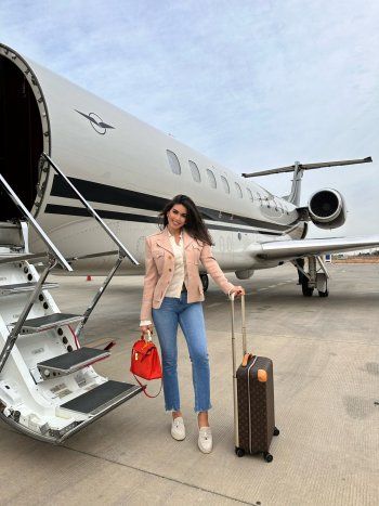 شاهد .. ياسمين صبري من أمام طائرتها الخاصة.. وإطلالتها بالغة الأناقة