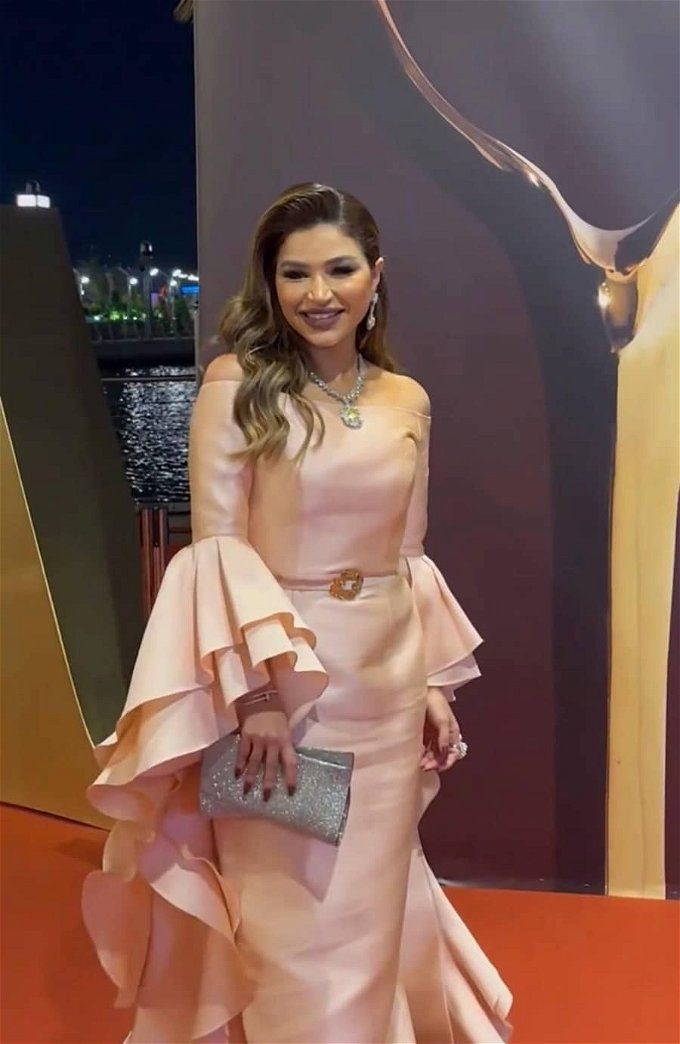 مهرجان ضيافة 2023.. نهى نبيل تسحر القلوب بأكبر ماسة صفراء في العالم