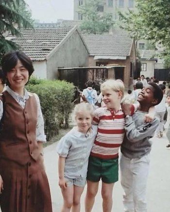 شاهد .. بالصور- هذا ما كان يفعله كانيي ويست في الصين عندما كان في العاشرة من عمره