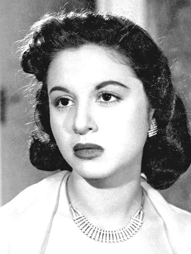 صور نجمات مصر تغطي جدران النقابات العمالية