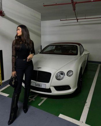 شاهد .. بالصور- بأناقة وجمال..هاجر أحمد تتألق بلوك أسود من أمام سيارتها الفارهة