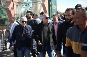 شاهد .. إياد نصار ومحمد هنيدي وأحمد خالد صالح ومصطفى قمر في الوداع الأخير لطارق عبد العزيز