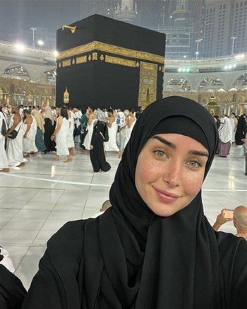 شاهد .. هنا الزاهد بأحدث إطلالة لها بالحجاب من الحرم المكي .. تؤدي مناسك العمرة