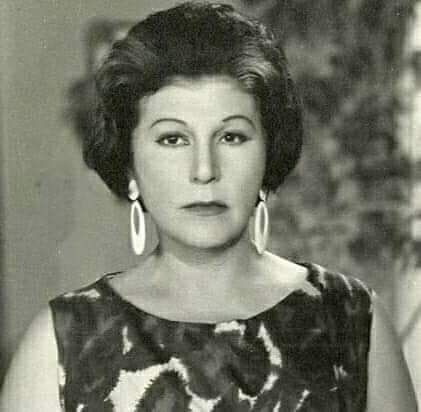 صور نجمات مصر تغطي جدران النقابات العمالية