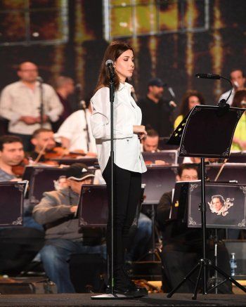 شاهد .. لأول مرة.. نانسي عجرم تغيّر ستايلها وتطل ببدلة رسمية