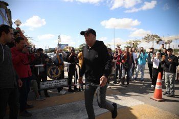 شاهد .. إياد نصار ومحمد هنيدي وأحمد خالد صالح ومصطفى قمر في الوداع الأخير لطارق عبد العزيز