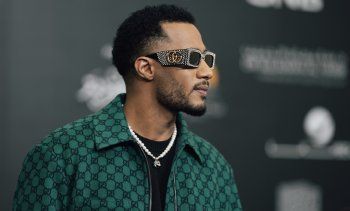 شاهد .. سعر مرتفع للغاية لقميص ونظارات محمد رمضان خلال تواجده في الرياض