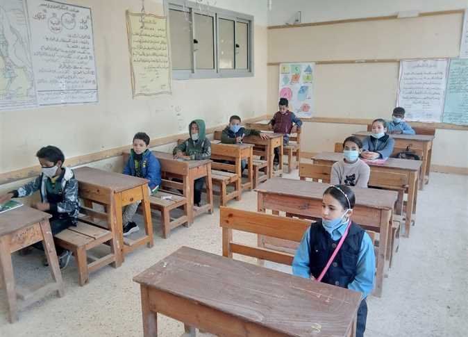 الطلاب في الفصل يؤدون الامتحانات