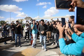 شاهد .. إياد نصار ومحمد هنيدي وأحمد خالد صالح ومصطفى قمر في الوداع الأخير لطارق عبد العزيز