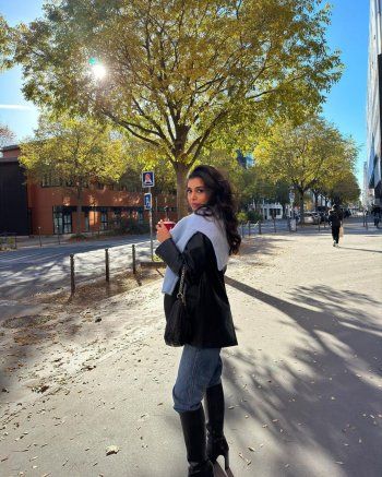 شاهد .. بالصور- من أحد شوارع فرنسا..ياسمينا زيتون تقضي وقتاً ممتع وتتألق بالكجول