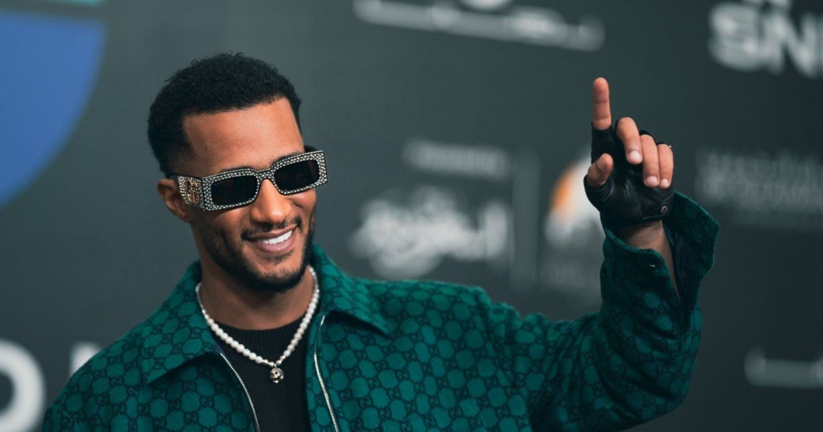 شاهد .. سعر مرتفع للغاية لقميص ونظارات محمد رمضان خلال تواجده في الرياض