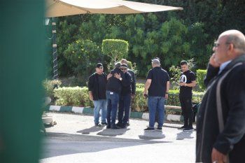 شاهد .. إياد نصار ومحمد هنيدي وأحمد خالد صالح ومصطفى قمر في الوداع الأخير لطارق عبد العزيز